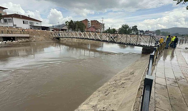 Turhal'da taşkın riski nedeniyle köprülerde yıkım ve söküm çalışması başladı