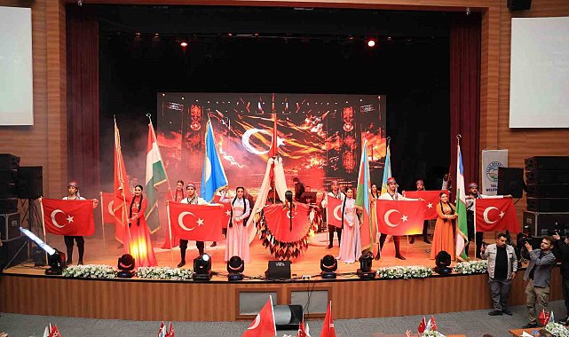 Türk Dünyası gösterisi büyüledi