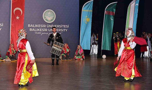 Türk Dünyasının renkleri Balıkesir'de sahneye taşındı