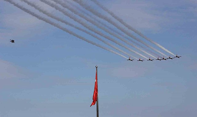 Türk Yıldızları ve SOLOTÜRK'ten Samsun semalarında nefes kesen gösteri