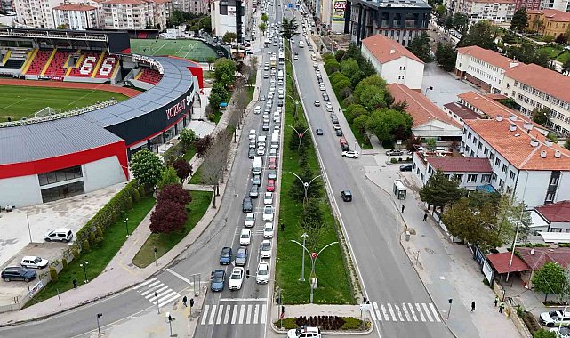 Türkiye'nin geçiş güzergahı Yozgat'ta bayram trafiği yoğunluğu