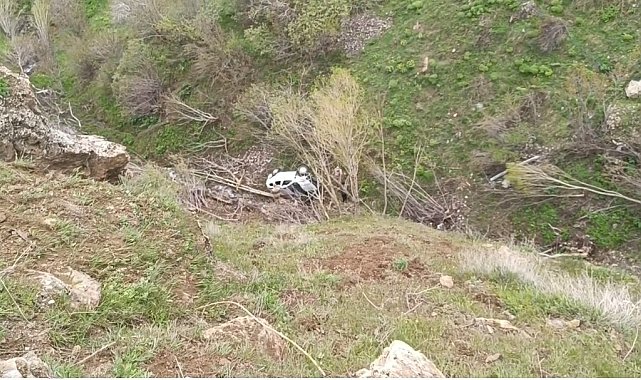 Uçuruma yuvarlanan araçtan atlayarak kurtuldular