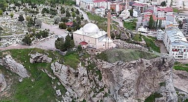 Uçurumun ucundaki türbenin kayalıklarında ıslah çalışmaları sürüyor