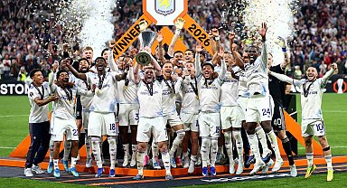 UEFA Avrupa Ligi şampiyonu Aston Villa kupasını aldı