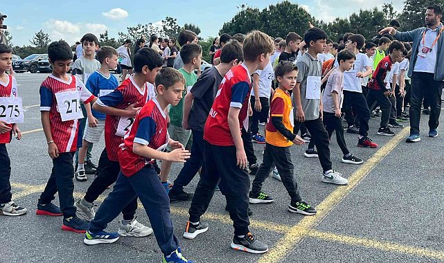 Ümraniye'de genç sporcular kros parkurunda yarıştı