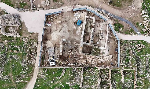 UNESCO Dünya Mirası Geçici Listesi'nde yer alan Zerzevan Kalesi'nde restorasyon çalışmaları devam ediyor