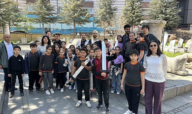 Üniversite öğrencilerinin yazıp sahnelediği oyun, miniklerden büyük alkış topladı