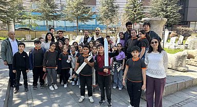 Üniversite öğrencilerinin yazıp sahnelediği oyun, miniklerden büyük alkış topladı
