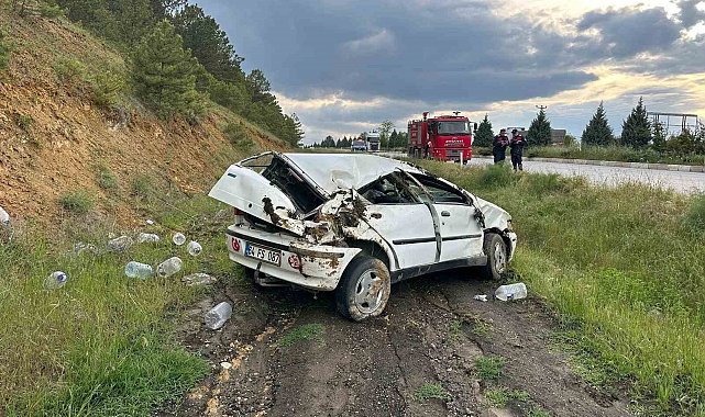 Uşak'ta otomobil şarampole devrildi: 3 yaralı