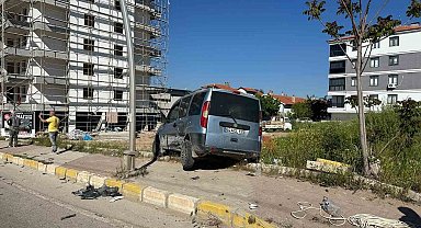 Uşak'ta park halindeki araca çarpan otomobil kazaya neden oldu: 4 yaralı