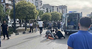 Üst geçitteki asansörde kurtarma çalışması yapılırken iki motosiklet çarpıştı: 2 yaralı