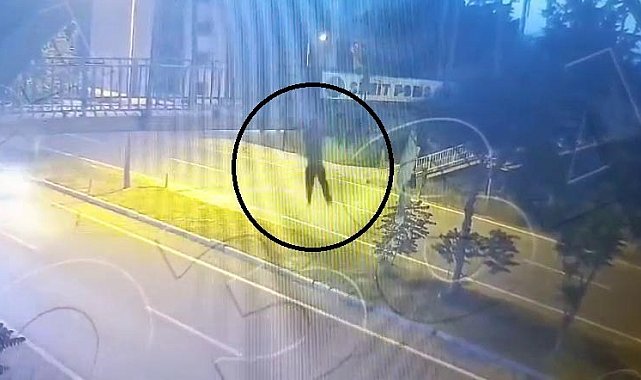 Üst geçitten atlayan 14 yaşındaki çocuğa otomobilin çarptığı anlar kamerada