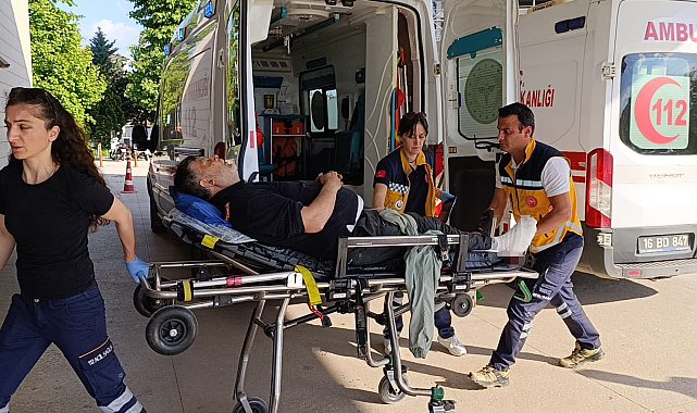Üzerine iş makinesi devrilen işçi yaralandı