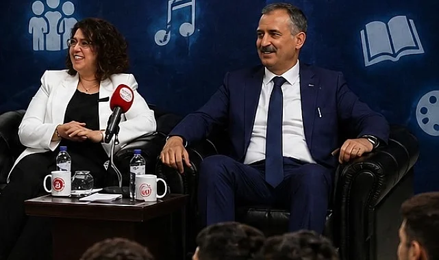 Vali Bozkurt ve eşi gençlerle "Muhabbete Gel Gecesi"nde buluştu