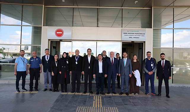 Vali Çiçek'ten hastanede tedavi gören vatandaşlara bayram ziyareti