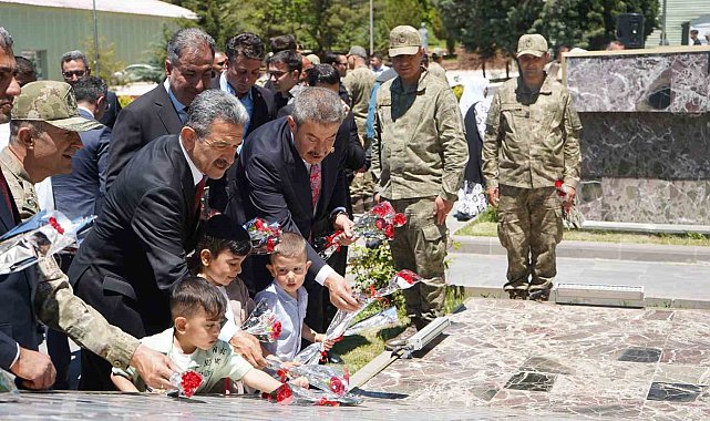 Vali Ekici: "Dünyanın en yiğit ordusuna sahibiz"