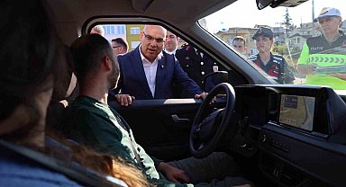 Vali Koç, vatandaşların bayramını kutladı, sürücülere çikolata ikram etti