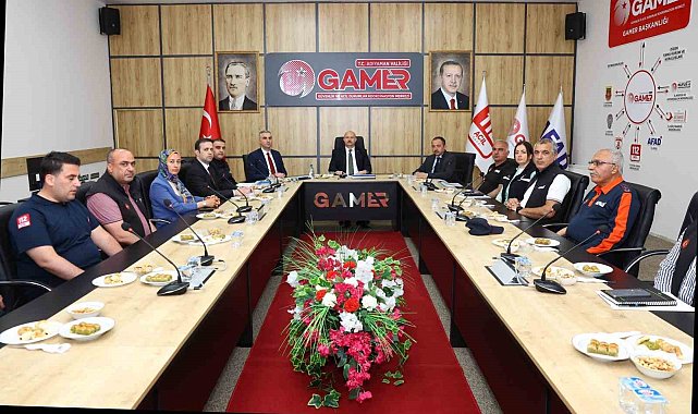 Vali Küçük, 112 Acil Çağrı Merkezi'nde incelemelerde bulundu