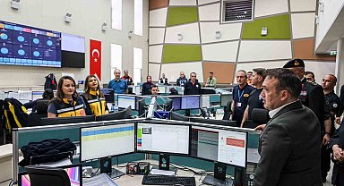 Vali Sözer 112 Acil Çağrı Merkezi'nde bayram mesaisi yapan personelle buluştu