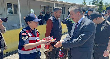 Vali Yılmaz'dan jandarma uygulama noktasında sürücülerle bayramlaştı