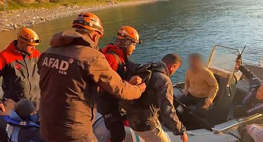 Van Gölü kıyısında mahsur kalan 3 kişi kurtarıldı