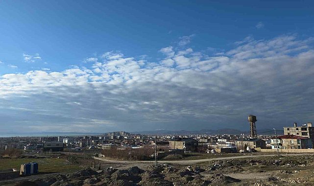 Van semalarında görsel şölen: Kümülüs bulutları ve Van Kalesi'nin muazzam uyumu