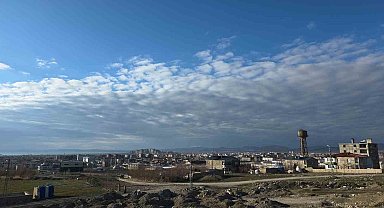 Van semalarında görsel şölen: Kümülüs bulutları ve Van Kalesi'nin muazzam uyumu