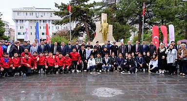 Van'da 19 Mayıs kutlamaları çelenk sunma töreniyle başladı