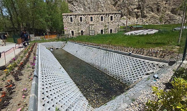 Van'da görsel şölen: İnci kefalleri tarihi Horhor Camii'ne konuk oldu