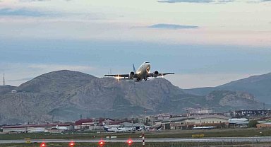 Van'da yakalanan düzensiz göçmenler sınır dışı edildi