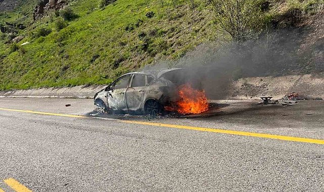 Vauk Dağı'nda seyir halindeki otomobil alevlere teslim oldu