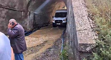 Yağış sonrası alt geçidi su bastı, minibüs içindekilerle birlikte mahsur kaldı