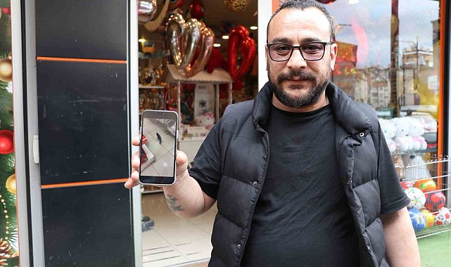 Yağmurdan kaçan yavru karga iş yerine sığındı