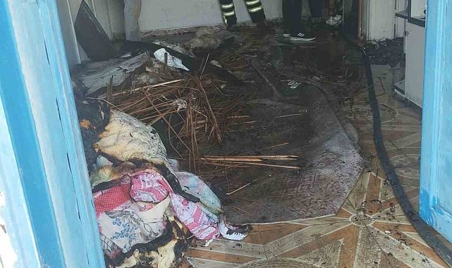 Yanan ev kullanılamaz hale geldi