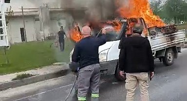 Yanan kamyonete ilk müdahaleyi beton mikseri yaptı