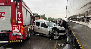 Yangın ihbarına giden itfaiye aracı zincirleme kazaya karıştı: 4 yaralı