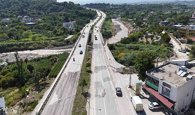 Yaşanan sel felaketinde yıkılarak 2 gence mezar olan Karaçay Köprüsü onarımı yapılarak trafiğe açıldı
