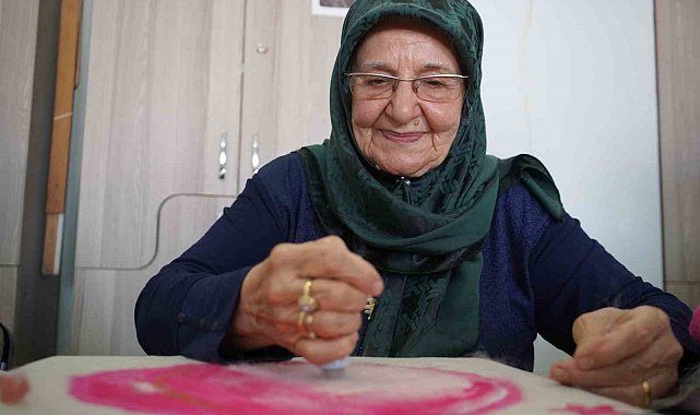 Yaşlı kadın gençlik hayalini gerçekleştiriyor