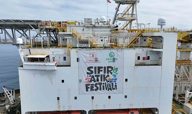 Yavuz Derin Deniz Sondaj Gemisi'ne 'Sıfır Atık Festivali' yazılı bir pankart asıldı