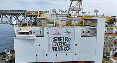 Yavuz Derin Deniz Sondaj Gemisi'ne 'Sıfır Atık Festivali' yazılı bir pankart asıldı
