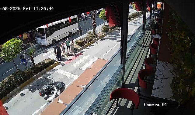 Yaya geçidinde devrilerek sürüklendi