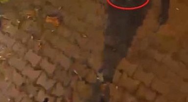 Yere attığı uyuşturucu polisin yaka kamerasına takıldı