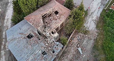 Yıldırımın düştüğü minare yıkıldı, camide temizlik yapan imam yaralandı