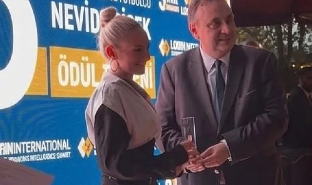 Yılın ilham veren kadın futbolcusu ödülü Nevide Çiçek'e verildi