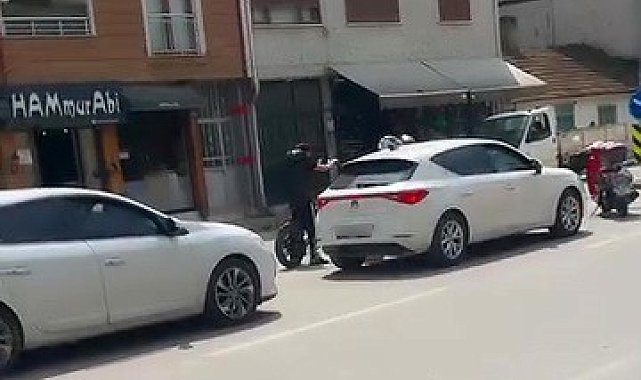 Yol verme kavgasında tansiyon yükseldi araya vatandaşlar girdi