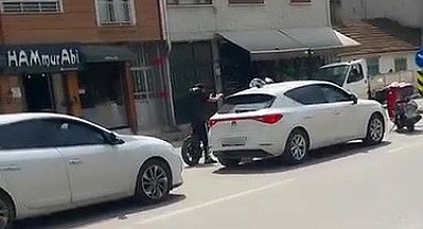 Yol verme kavgasında tansiyon yükseldi araya vatandaşlar girdi