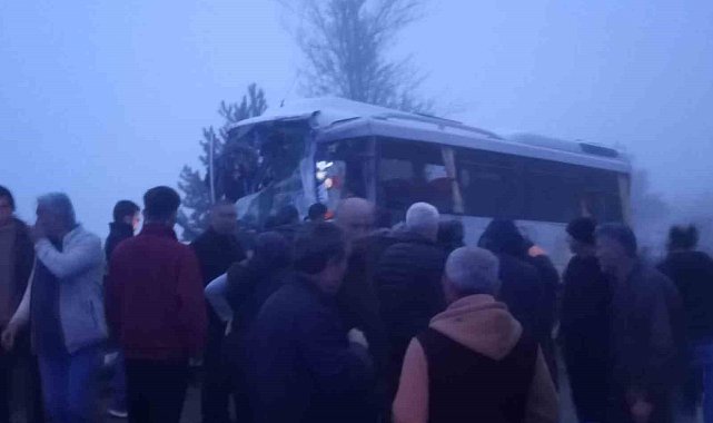 Yolcu midibüsü ile yakıt yüklü tır çarpıştı: 3 yaralı