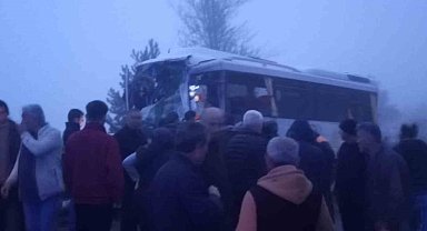 Yolcu midibüsü ile yakıt yüklü tır çarpıştı: 3 yaralı
