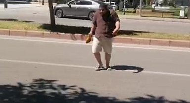 Yolda yürürken kargaların saldırısına uğradı neye uğradığını anlamadı