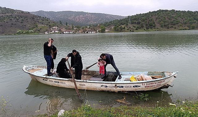 Yozgat'ta yolu sular altında kaln köye kayıkla ulaştılar